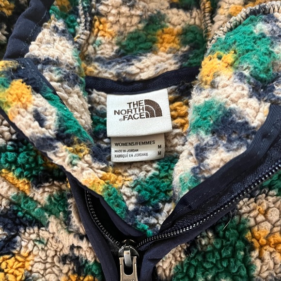 COPY - The North Face Women’s Floral Printed Campshire Pullover Hoodie - Picture 3 of 3